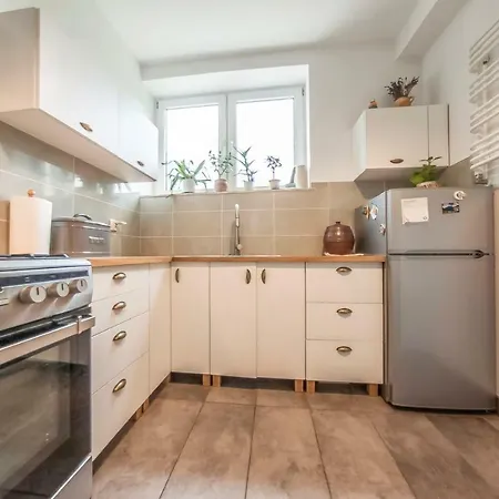 5 Stajenna Apartment *